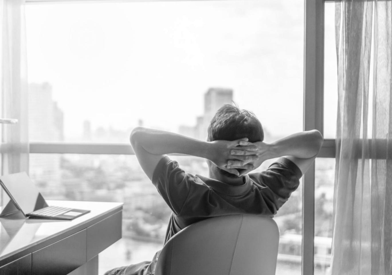 Participantes analizando opciones en escenarios prácticos de toma de decisiones