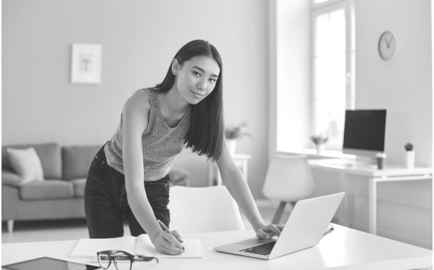 Estudiante aplicando técnicas de análisis y evaluación en entorno educativo