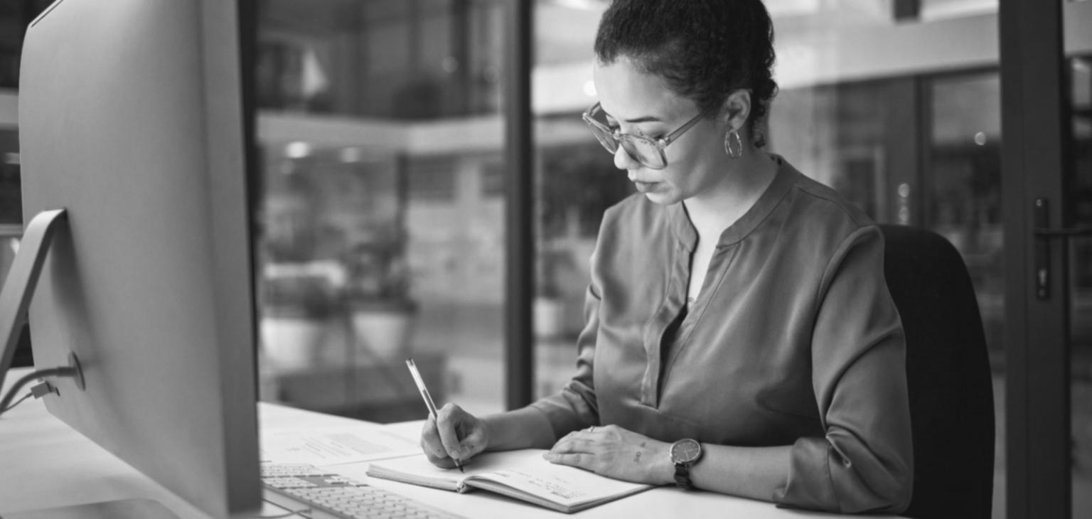 Estudiante participando en sesión de análisis de decisiones